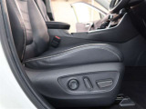 パワーシート搭載。微妙な調整が手軽にでき、ピッタリなポジションで運転することが可能です。