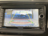 ギアをリバースに入れると車両後方の映像を映し出します。画面にはガイドラインが表示され、車庫入れや縦列駐車などの際に安全確認をサポートします。