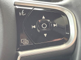 【ステアリングスイッチ】運転中、前方から目線をそらさずにオーディオ等の操作ができるよう、適切に配置されたスイッチ類。安心&快適なドライブを演出してくれる便利な機能です。