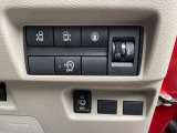 ハンドル右奥には各種設定スイッチがあります。運転者がスッと手を伸ばせば操作できので便利です。