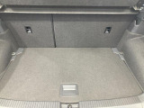 ●すっきりとした見た目のスクエア形状のラゲッジスペースです。また荷物が多い時、急なお買いものの際にもリヤシートを倒していただくことにより十分なスペースを確保できます。