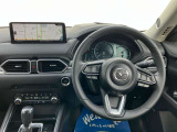 人間工学を駆使して設計された運転席は、ハンドルから手が届きやすい位置にスイッチ類が配置され、ロングドライブなども快適に楽しめます。