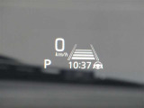 カラーヘッドアップディスプレイ付き。少ない視線移動で情報を確認できるので、運転の疲労軽減に繋がりますよ♪