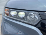 【LEDヘッドライト】悪天候や夜間走行時も良好な視界を確保し安心して運転できる高輝度LEDヘッドライトを装備!点灯速度が早く、消費電力も抑えられています。