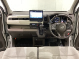 車内は光触媒抗菌消臭施工済です。インパネ周りはスタイリッシュなデザインで機能や装備も充実しています。グローブボックスやカップホルダーのほかにトレーなどたくさんの収納スペースが付いています。
