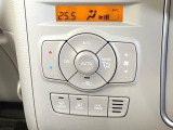 【オートエアコン】一度お好みの温度に設定すれば、車内の温度を検知し風量や温度を自動で調整。暑い&hellip;寒い&hellip;と何度もスイッチ操作をする必要はありません。快適な車内空間には必須の機能ですね♪