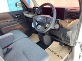 運転席と助手席はベンチシートですので、横移動もラクに出来ます。