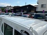 目立つキズ凹み等はありませんが、中古車という商品の特性ルーフには子キズや塗装しみがあります