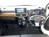 運転席は見やすく整理され、ナビも美しく装着され操作性にも優れています!