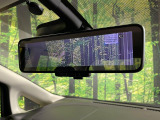 【スマートルームミラー】後席の大きな荷物や同乗者で後方が確認しづらい時でも安心!カメラが撮影した車両後方の映像をルームミラー内に表示。クリアな視界で状況の確認が可能です!