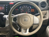 インテリアに合わせたデザインのステアリングは、運転される方のことも考え、運転しやすい形状、大きさです。是非一度、実際に触ってお確かめください。