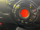 【オートエアコン】一度お好みの温度に設定すれば、車内の温度を検知し風量や温度を自動で調整。暑い&hellip;寒い&hellip;と何度もスイッチ操作をする必要はありません。快適な車内空間には必須の機能ですね♪