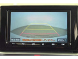 バックガイドモニター(バックモニター)付き。車両後方の映像をナビ画面に表示し、駐車などの後退操作をサポートします。