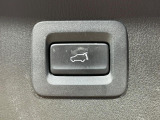 【パワーバックドア】スマートキーや運転席のボタンを押すだけでリアゲートが自動で開閉します!荷物を持っている時や、高い位置にあるバックドアを閉める際に便利な機能です♪