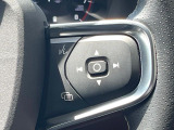 【ステアリングスイッチ】運転中、前方から目線をそらさずにオーディオ等の操作ができるよう、適切に配置されたスイッチ類。安心&快適なドライブを演出してくれる便利な機能です。