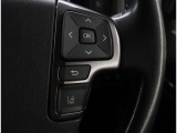 お車のキーはスマートキーです。キーを身につけた状態で車に近づき、ドアロックの解錠や施錠操作が出来ます。雨の日など両手がふさがっている時など、とっても便利ですね。