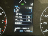 レーンディパーチャーアラートとは車線または走路からの逸脱の可能性を警告すると共に、車線または走路からの逸脱を避けるためのハンドル操作の一部を支援する機能です。詳細は販売店スタッフまでおたずねください。