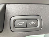 【パワーバックドア】スマートキーや運転席のボタンを押すだけでリアゲートが自動で開閉します!荷物を持っている時や、高い位置にあるバックドアを閉める際に便利な機能です。