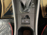 ブレーキホールド/電動パーキングブレーキを備えたセンターコンソールです。