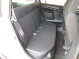 いざという時は3名乗車可能な後席シートを備えております!後席はビニール素材を採用しており、サッと汚れを拭き落とすことが出来ます!