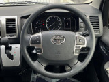 インテリアに合わせたデザインのステアリングは、運転される方のことも考え、運転しやすい形状、大きさです。是非一度、実際に触ってお確かめください。