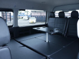運転席助手席の後ろまでベットキット空間として使用可能ですのでご家族で車中泊などでも広々使えます!!