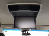 【後席用プルダウンモニター】後ろに乗車している人を飽きさせません♪ テレビやDVDビデオを見ながら楽しいドライブを♪使わない時は格納できますので、ジャマになる事もありません♪