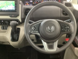 【ハンドル】運転にかかわる様々な操作を安全に行えるように視点移動が少なく操作性に配慮されたスイッチ類が凝縮されたコックピットです。