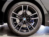 BMWの純正アロイホイールは軽量かつ強度にも優れているホイールで走行性能を引き上げる設計になっております。足元にもBMWは妥協がなくこだわっている個所になります。
