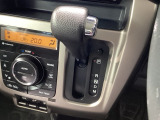 インパネシフトを採用しているので、前席の足元も広々としています。運転席と助手席の行き来もスムーズです!