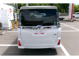 後方からの写真です。大きなバックドアで荷室も広々と確保。