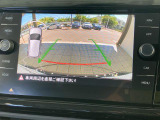ギアをリバースに入れると車両後方の映像を映し出します。画面にはガイドラインが表示され、車庫入れや縦列駐車などの際に安全確認をサポートします。