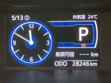 視認性に優れたメーターを採用しており、走行中でも車速や情報が分かりやすく表示されます。運転時の視線移動をむりのない範囲に抑え、快適で安心感のあるドライブをサポートします。