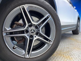 ●純正19インチアルミホイール:輸入車ならではの卓越した走りを支えるホイールと足回りです!日本車の走りに慣れている方にもぜひ体感して頂きたいほど、高いレベルでまとまっています!