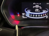 視認性に優れたメーターを採用しており、走行中でも車速や情報が分かりやすく表示されます。運転時の視線移動をむりのない範囲に抑え、快適で安心感のあるドライブをサポートします。