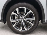 すぐれたグリップ力を発揮する235/55R20インチタイヤを装着し、シャープなドライビングフィールを全身で高めています。