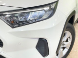【LEDヘッドライト】悪天候や夜間走行時も良好な視界を確保し安心して運転できる高輝度LEDヘッドライトを装備!点灯速度が早く、消費電力も抑えられています。