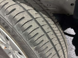 ホイールの状態やタイヤ溝の残り具合は、安全性や維持費にも関わる重要なポイントです。写真にて現状をご確認いただけますが、気になる点や詳細については、お気軽にお問い合わせください。