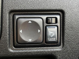 【電動格納ミラー】サイドミラーは電動格納式となっており、狭い駐車場でもキズがつくリスクを抑えられます。