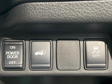 【パワーバックドア】スマートキーや運転席のボタンを押すだけでリアゲートが自動で開閉します!荷物を持っている時や、高い位置にあるバックドアを閉める際に便利な機能です♪