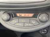【オートエアコン】一度お好みの温度に設定すれば、車内の温度を検知し風量や温度を自動で調整。暑い&hellip;寒い&hellip;と何度もスイッチ操作をする必要はありません。快適な車内空間には必須の機能ですね♪