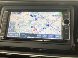 スマートフォン感覚で使いこなせるタッチディスプレイや、自然な対話で目的地を設定できる音声認識機能に対応したAVナビゲーションシステムです。ETC2.0と連動したリアルタイム交通情報も受信します。