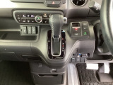 足元スッキリ、インパネシフトです。パーキングブレーキは電子制御パーキングブレーキタイプなので、運転席と助手席の間がスッキリしています。
