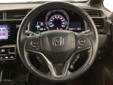 ハンドルにHondaセンシング系のクルーズコントロールやレーンキープアシストなどのスイッチと、オーディオの操作スイッチが装備されています。ハンドルから手を離さず安全に操作できます。