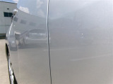 運転席ドアにへこみがあります。
