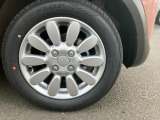 タイヤの溝もしっかりありますので、乗り出しで余計な費用が掛かることもありませんね。
