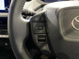 ステアリングスイッチ付きで、運転中に視線を前に向けたまま操作できます。