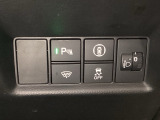 ハンドルの右側にはヘッドライトレベライザーとHondaセンシング用のメインスイッチがついています。ヘッドライトレベライザーは道路状況や積荷の加重に応じてライトの高さを調節できます。