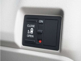 ◆片側電動スライドドア◆狭い駐車場でも乗り降りが楽々♪お子様が隣の車にドアを当ててしまう心配もございません!小さなお子様連れの方もこれで安心。