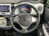 インテリアに合わせたデザインのステアリングは、運転される方のことも考え、運転しやすい形状、大きさです。是非一度、実際に触ってお確かめください。